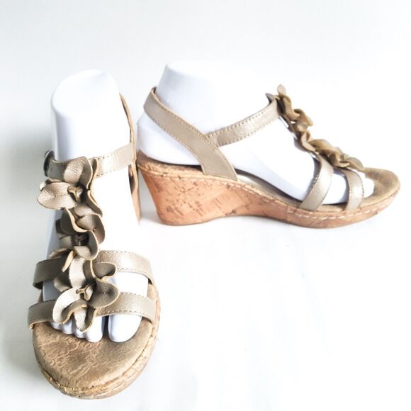 Bolo Born Metallic Gold Leather T-Strap Flowers Womens Size 8 Wedge Heel Sandals - Picture 5 of 10